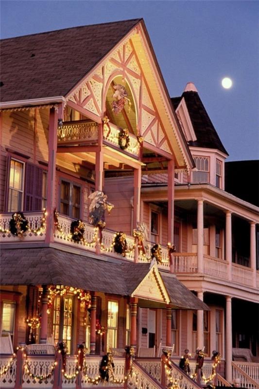 Laita ulkovalaistus jouluksi - 30 juhlaideaa ja vinkkiä perinteiseen taloon, jossa on valoja ja pylväitä