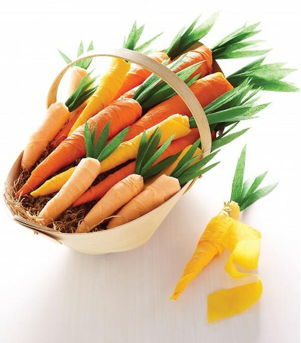 Valinta pääsiäismunat porkkanat paperikori