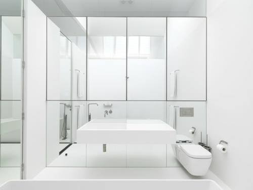 Epätavallisia sisustusideoita kylpyhuoneen valkoisille seinäpeileille