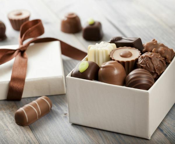 laatikko eksklusiivisia kodin tarvikkeita suklaata