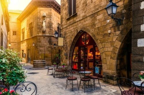 Valitut matkakohteet Barcelona istuvat jalkakäytäväkahvilassa ja ihailevat talojen ainutlaatuista arkkitehtuuria