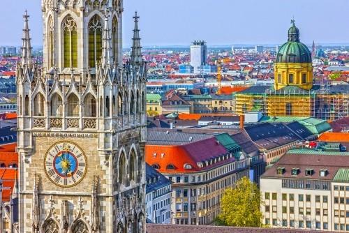 Valitut matkakohteet syyskuussa Kirkon torni Frauenkirche Marienplatz Panoraamanäkymät Müncheniin