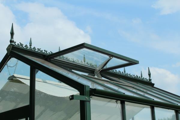 Hoklarthermin kasvihuoneen ympärillä on automaattiset ikkunanavaajat ja varjostimet