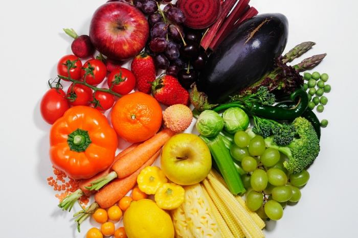 Ayurveda ravitsemus pitta ihmiset syövät vihanneksia terveellistä ruokaa