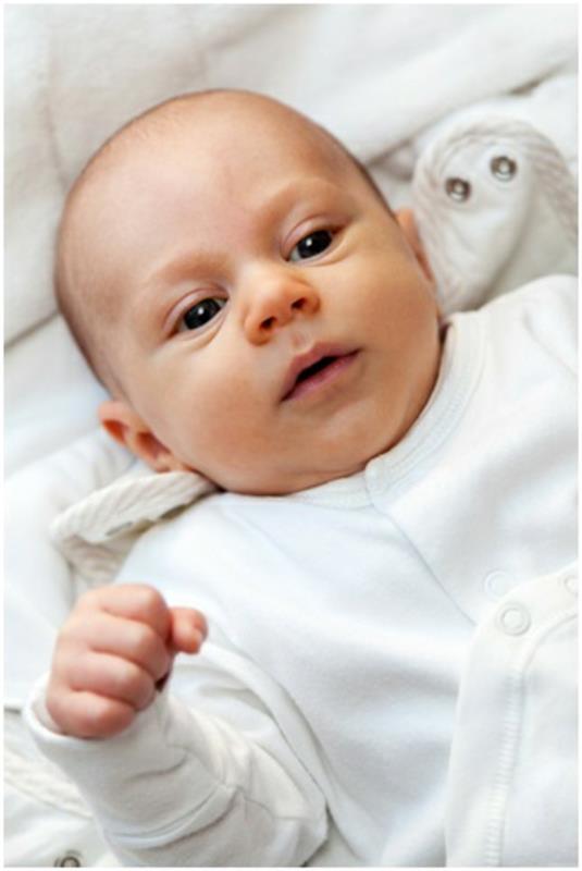 Vauvan vuodevaatteet tekstiilejä verrattuna nukkuvaan vauvaan