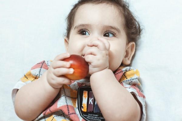 Vauvanruokareseptit ja vinkit terveelliseen ja maukkaaseen täydentävään ruokaan vauva syö persikkaa