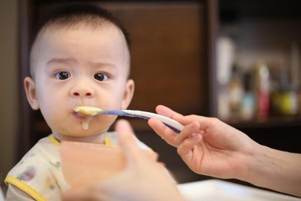 Valmista vauvanruoan reseptit ja vinkit terveelliseen ja maukkaaseen täydentävään vauvanruokaan itse