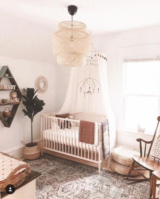 Vauvahuoneen sisustusideoita Boho -tyylinen sänky, jossa on katospuukalusteet, erittäin houkutteleva ja viihtyisä