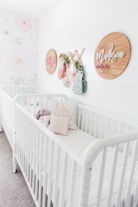 Vauvan huoneen sisustusideoiden huone kaksosten pehmeille väreille, jotka on sisustettu henkilökohtaisesti
