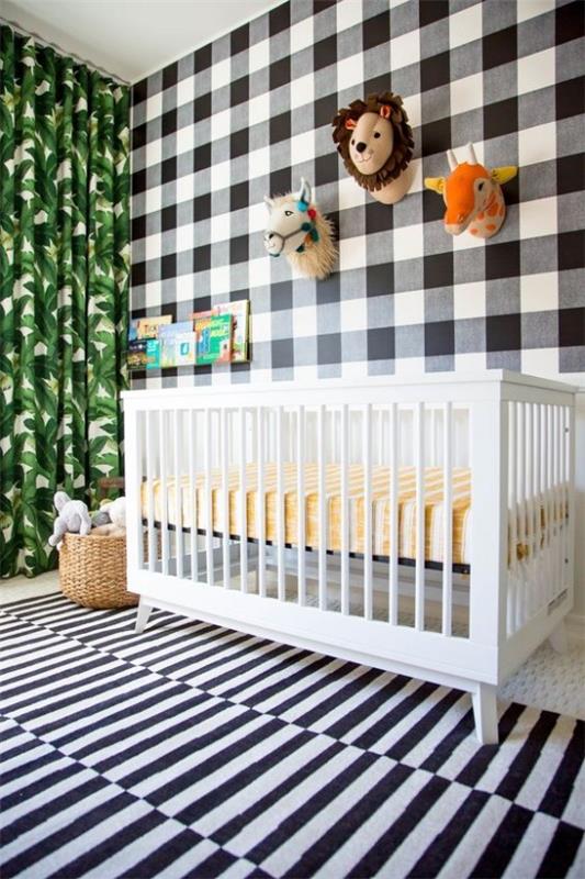 Vauvan huoneen sisustusideat eivät ylikuormita huonetta koristelulla, se ei näytä liian värikkäältä
