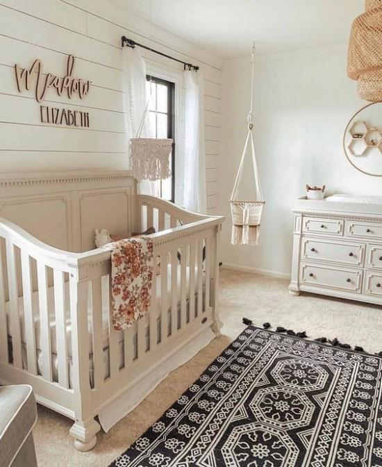 Vauvan huoneen sisustusideoita kirkas tunnelma boho -tyyliin hienoksi kuvioitu matto