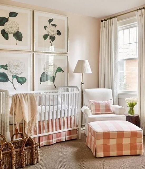 Vauvan huoneen sisustusideoita valkoiset huonekalut kukka -seinätaide Skotlantilaisia ​​kuvioita beigeinä