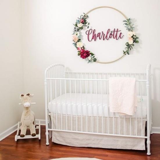 Vauvan huoneen sisustusideat valkoinen tunnelma kukkainen seinäkoriste sängyn päällä säteilevät rakkauden mukavuutta