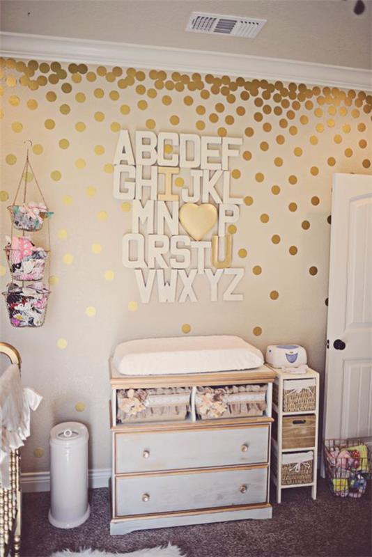 Vauvan huoneeseen suunniteltu retro -tyylinen lipasto, jossa patjan vaihtava kulmaseinäkoriste