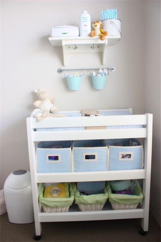 Aseta vauvan huoneen muotoilupöytä säilytyskorien alle vaippaastioiden viereen