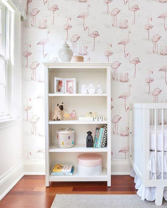 Luo vauvahuoneita, luo valoisa ja kutsuva avoin kaappi ikkunan ja vauvan sängyn väliin Seinätaustakuva vaaleanpunaisilla flamingoilla