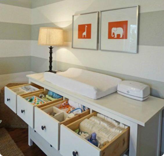 Aseta vauvan huoneen suunnittelu vastaava valaistuslamppu hoitopöytä monet laatikot kaksi seinämaalausta