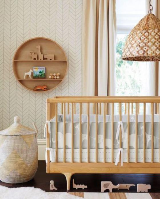 Vauvan huone valkoisista huonekaluista, jotka on valmistettu vaaleasta puusta Paju korit pyöreä puinen hylly leluille