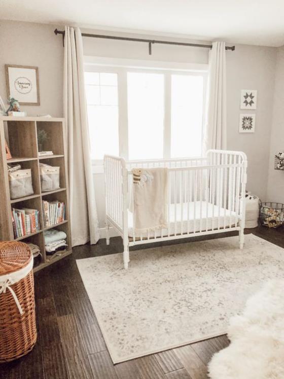 Vauvan huone valkoisessa hyllyssä Vauvan asiat pinoavat yksinkertaisen mutta houkuttelevan huonesuunnittelun