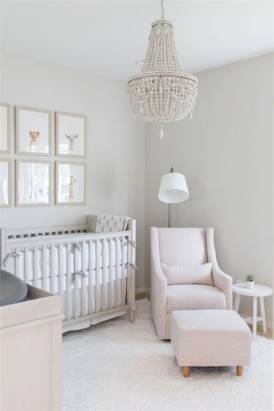 Vauvan huone valkoisessa nojatuolin jakkarassa pinnasänky matto valkoinen paratiisi vauvalle