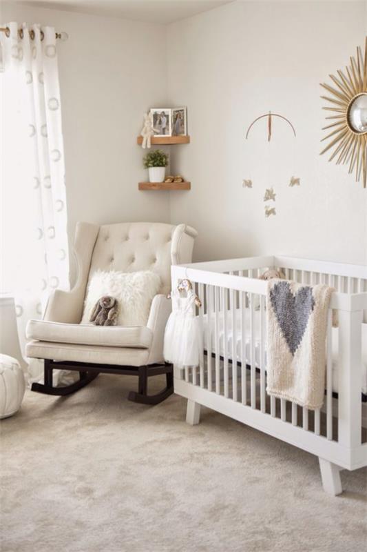 Vauvan huone valkoisessa mukavassa nojatuolissa Vauvan sänky pehmeät tyynyt heittävät huopia seinän koristeluun