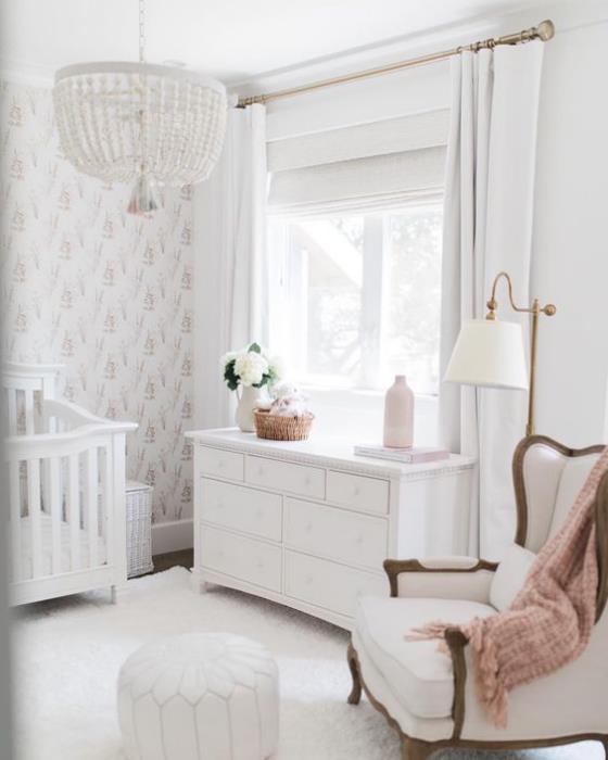 Vauvan huone valkoisessa pienessä paratiisin nojatuolin pukeutujan sängynlampun seinämaalauksessa