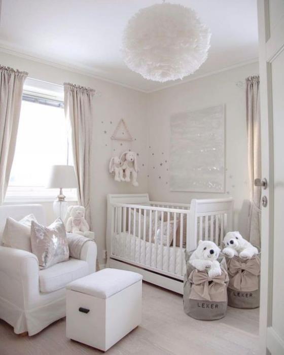 Vauvan huone valkoisessa mukavassa tunnelmassa pehmoleluja leikkimään pehmeillä tekstuureilla erittäin houkutteleva