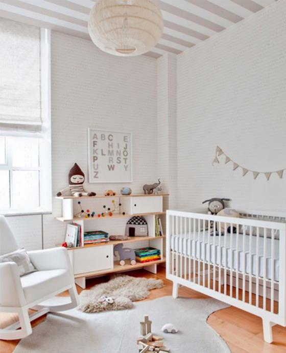 Vauvan huone valkoisessa kauniissa huoneessa on todellinen leikkiparatiisi vauvoille