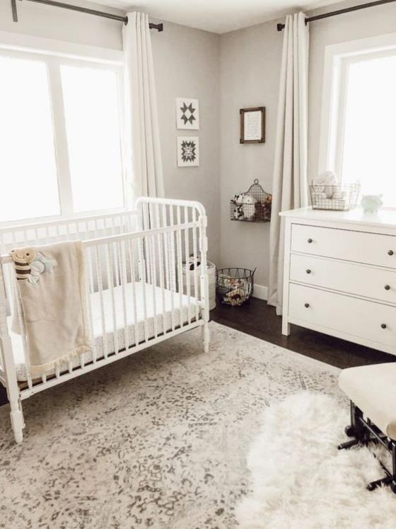 Valkoisessa vauvan huoneessa yhdistyy kaunis huoneen muotoilu valkoinen harmaa