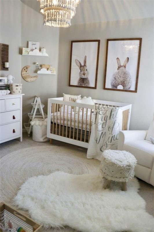 Vauvan huone valkoisissa pehmeissä tekstuureissa pieni seinäkoriste kani piirustukset kehyksessä