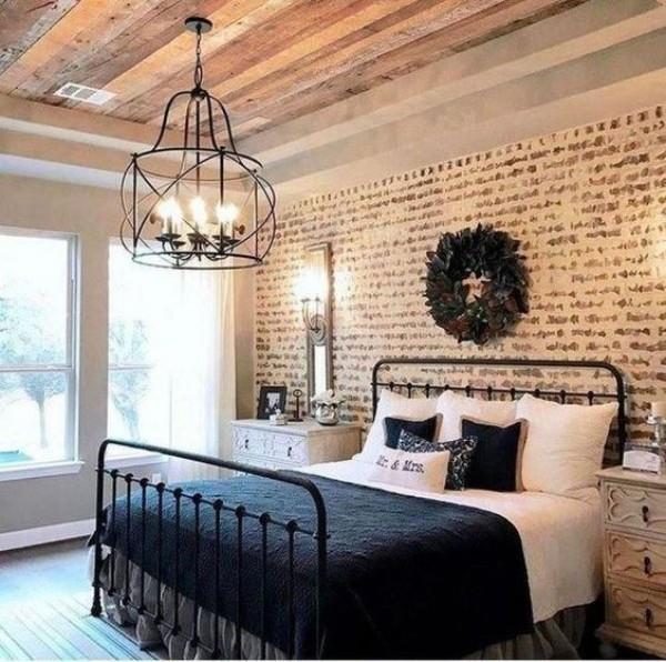 Tiiliseinä makuuhuoneessa moderni muotoilu vaaleanruskea tiiliseinä valkoinen ja tummansininen yhdistettynä puiseen kattokruunuun seinällä