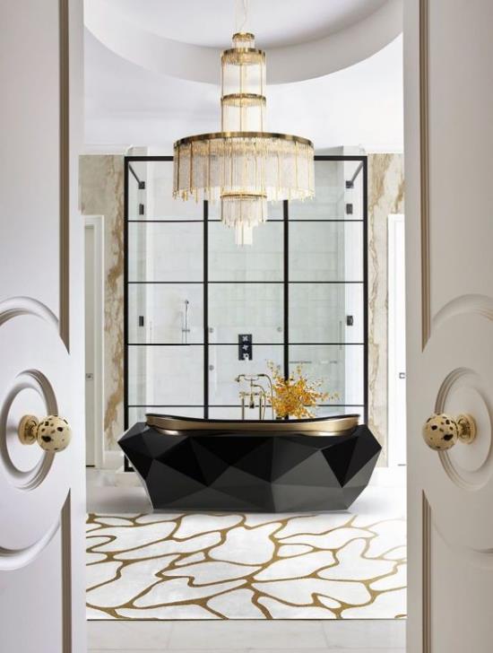 Kylpyhuone, jossa kattokruunu, marmorinen musta vapaasti seisova kylpyamme