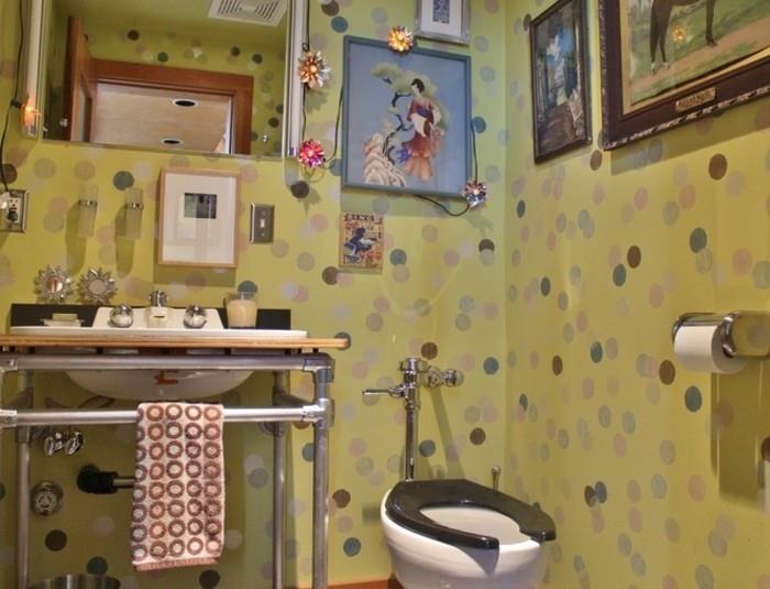 kylpyhuoneen uudelleensuunnittelu retro -aksentteilla seinämaalauksia
