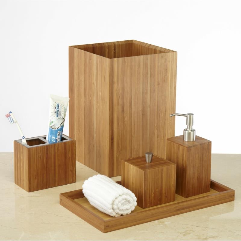 Kylpyhuoneen tarvikkeet perustaa puinen kylpyhuone