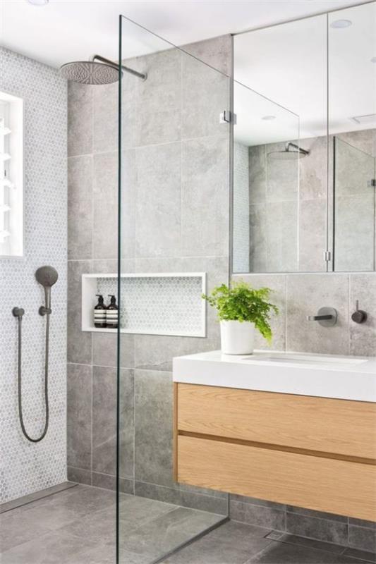 Kylpyhuoneen mallit harmaassa suihkunurkassa lasiseinäpeili puinen turhamaisuus