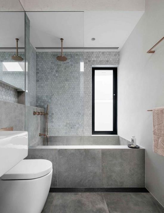 Kylpyhuoneet harmaalla, minimalismi, suuret lattialaatat, pienet laatat suihkussa, kylpyamme