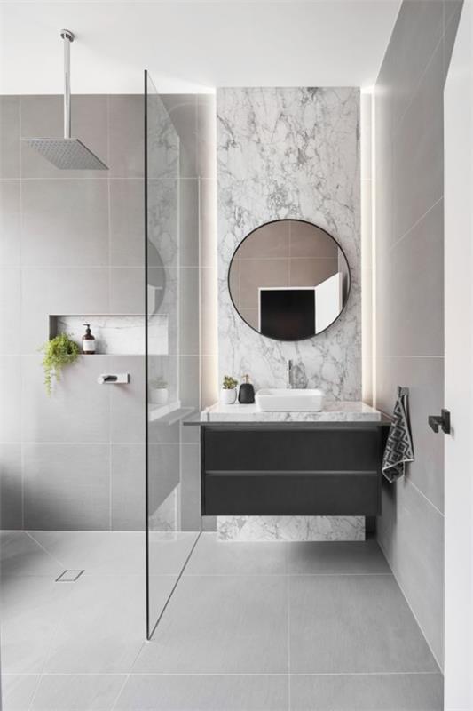 Kylpyhuoneen mallit harmaassa turhamaisuuspeilissä marmorilaatat sadesuihku lasiseinä sisäänrakennettu valo