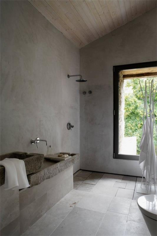 Kylpyhuoneen mallit harmaana vintage -tyylisissä lattialaatoissa turhamaisuuskivi iso ikkuna