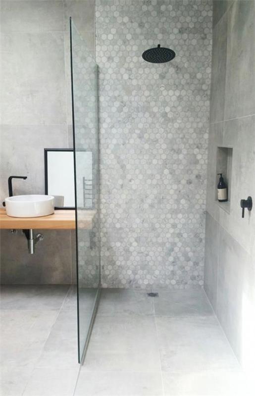 Kylpyhuoneen muotoilu harmaa, pienet laatat, suihkukaappi, lasiseinä, suuret lattialaatat, turhamaisuus, puu, pieni valkoinen pesuallas