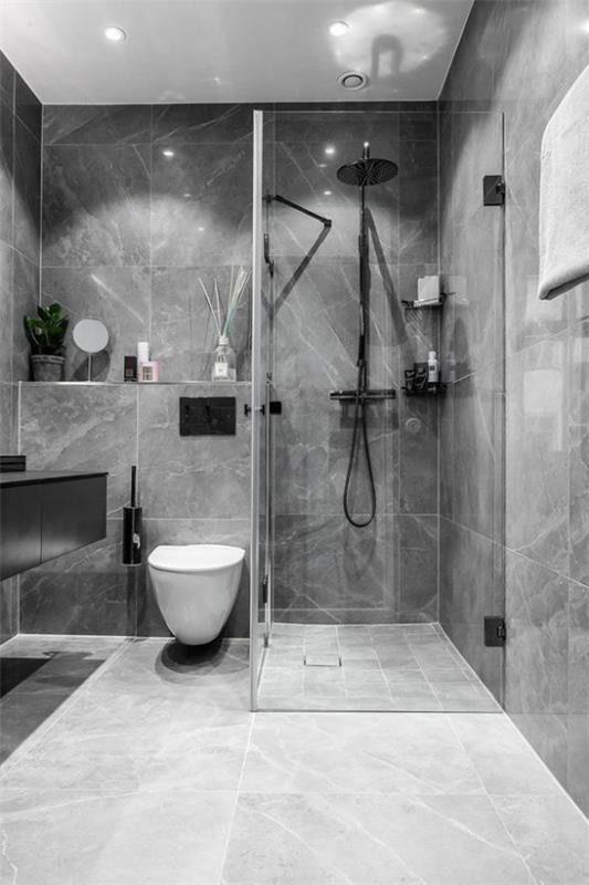 Kylpyhuoneen mallit harmaana kauniina modernina kylpyhuoneena harmaat marmorilaatat mustat kylpyhuonekalusteet sisäänrakennettu vaalea lasiseinä