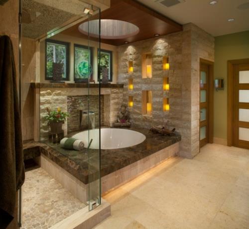 Kylpyhuoneen mallit aasialaisissa suihkukaapin lasiseinissä
