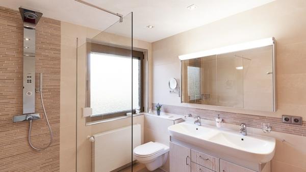 Kylpyhuoneen laattojen asennus beige
