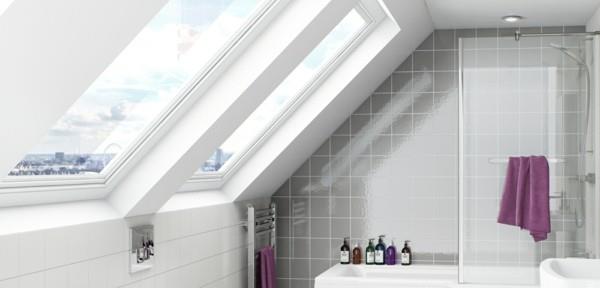 Kylpyhuoneideoita pieniin kylpyhuoneisiin viisto katto