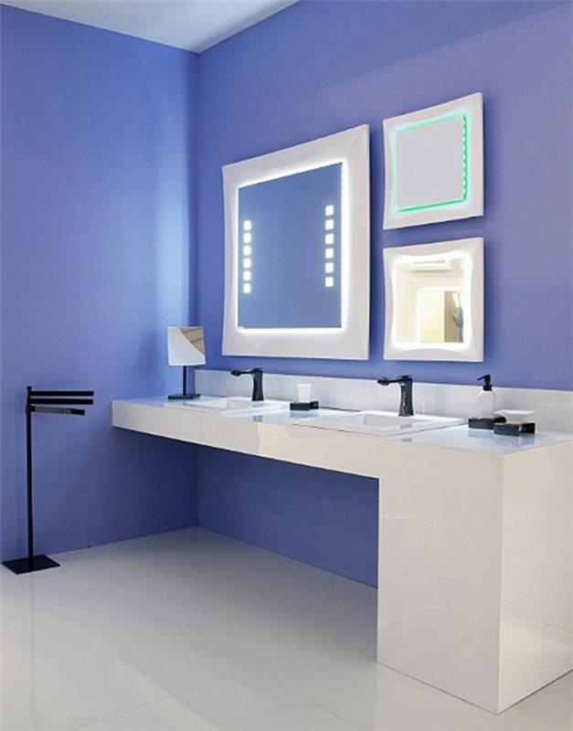 Kylpyhuoneen peilin valaistus neliön värinen seinä