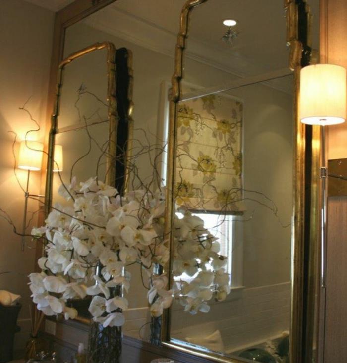 Kylpyhuoneen peilin kultainen kehys