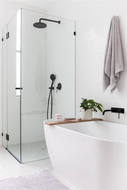 Kylpyhuoneen trendit 2021 suihku nurkka lasiseinät vapaasti seisova kylpyamme tyylikäs ajaton kylpyhuone