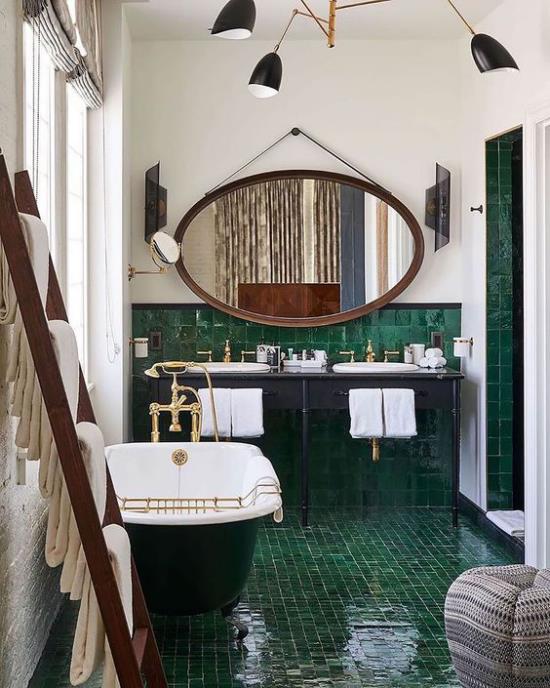 Kylpyhuone trendit 2021 retro kylpyhuone design kylpyamme peili vihreä laatat wc