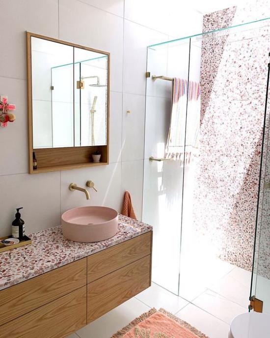 Kylpyhuoneen trendit 2021 Terrazzo turhamaisuuskannella Silmäänpistävä suihkun lasiseinä