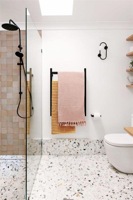 Kylpyhuoneen trendit 2021 terrazzolattia valkoiset seinät moderni kylpyhuone suihku lasiseinä wc värikkäät pyyhkeet