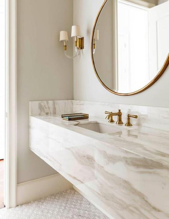 Kylpyhuoneen trendit 2021 tyylikäs kylpyhuone muotoilu valkoinen marmori turhamaisuus suuret pyöreät peiliseinävalaisimet